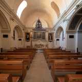 Entriamo nella chiesa. Osserviamo l�unica navata con volta a botte...